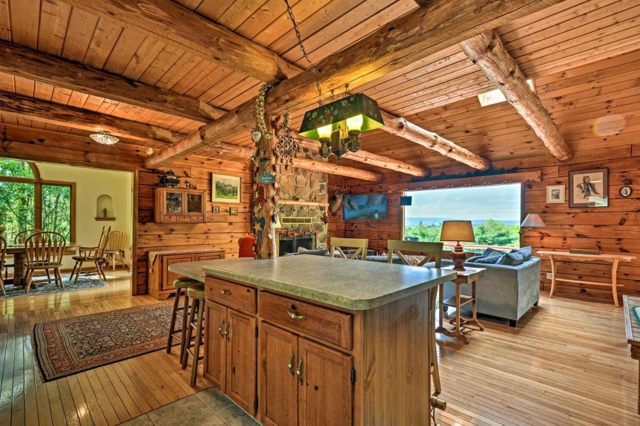 Casa de férias House On 1 Acre With Deck, Views! Bedford