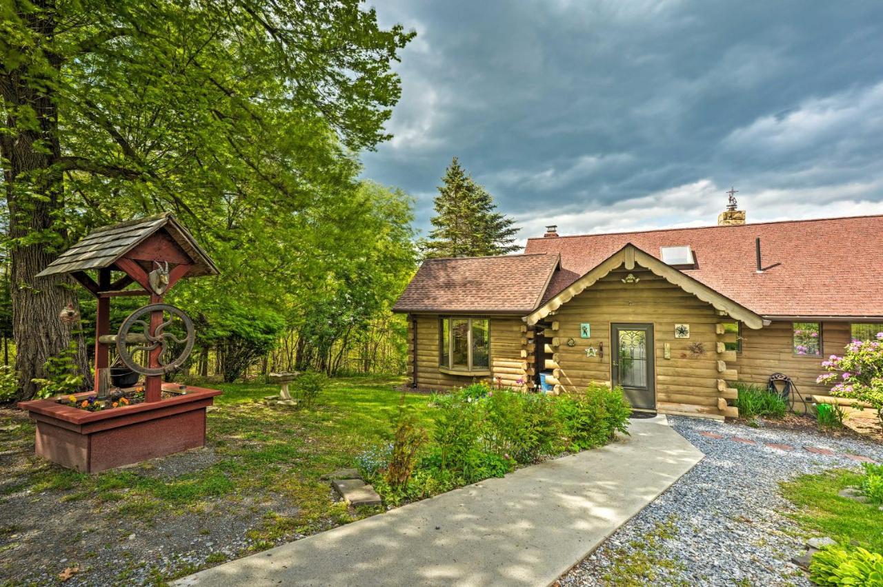 House On 1 Acre With Deck, Views! Casa de férias Bedford