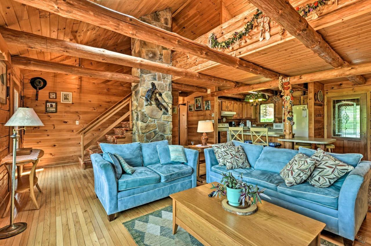 House On 1 Acre With Deck, Views! Casa de férias Bedford
