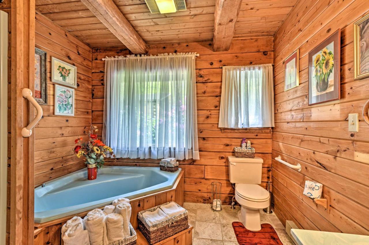 House On 1 Acre With Deck, Views! Bedford