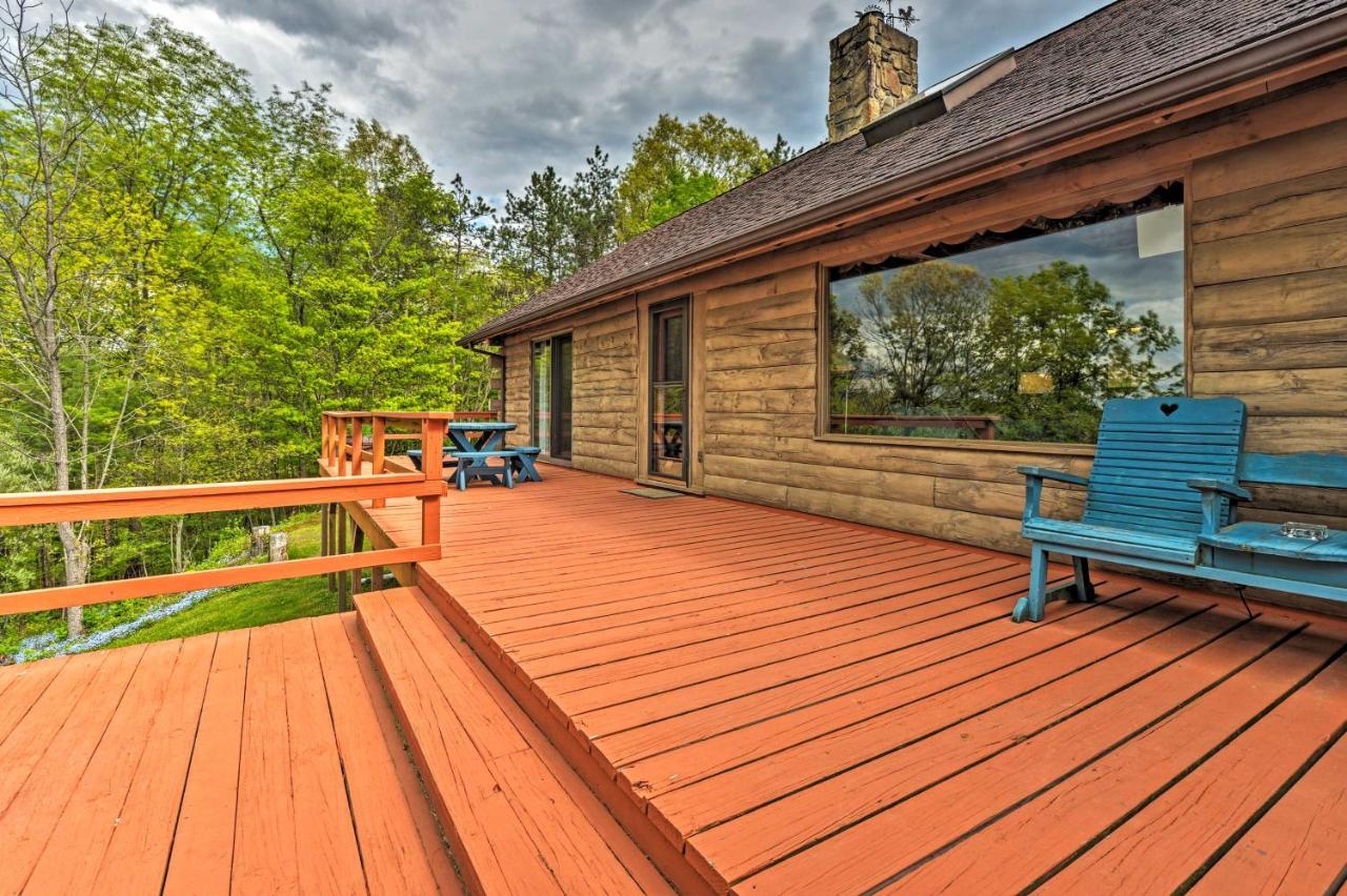 Casa de férias House On 1 Acre With Deck, Views! Bedford