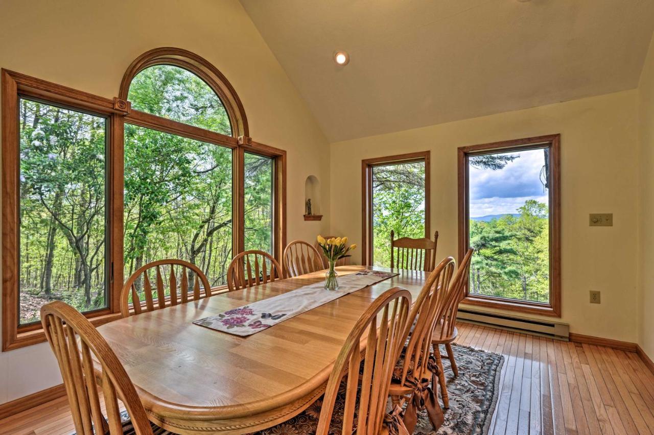 House On 1 Acre With Deck, Views! Casa de férias Bedford
