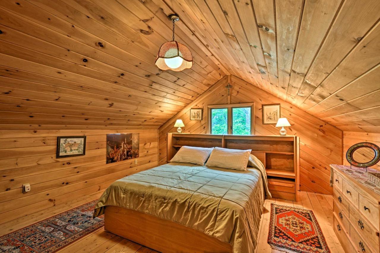 House On 1 Acre With Deck, Views! * Bedford