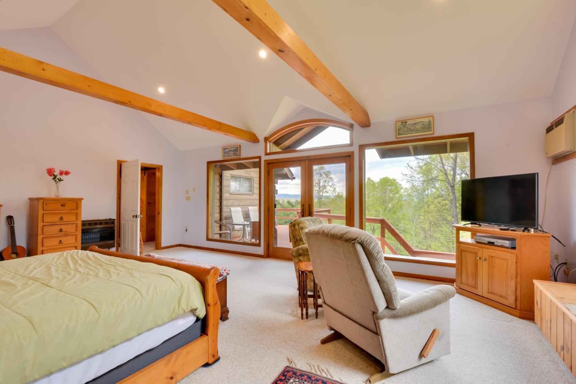 Casa de férias House On 1 Acre With Deck, Views!
