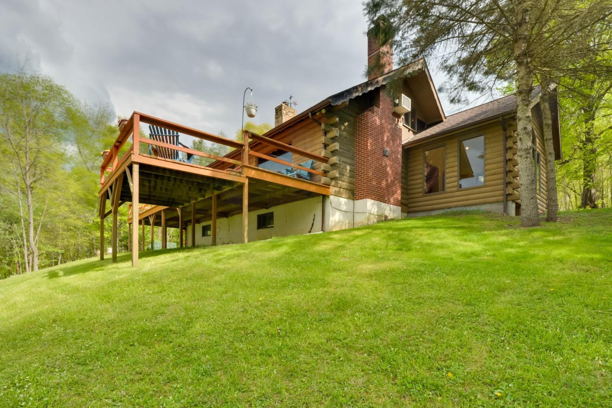 House On 1 Acre With Deck, Views! Casa de férias Bedford