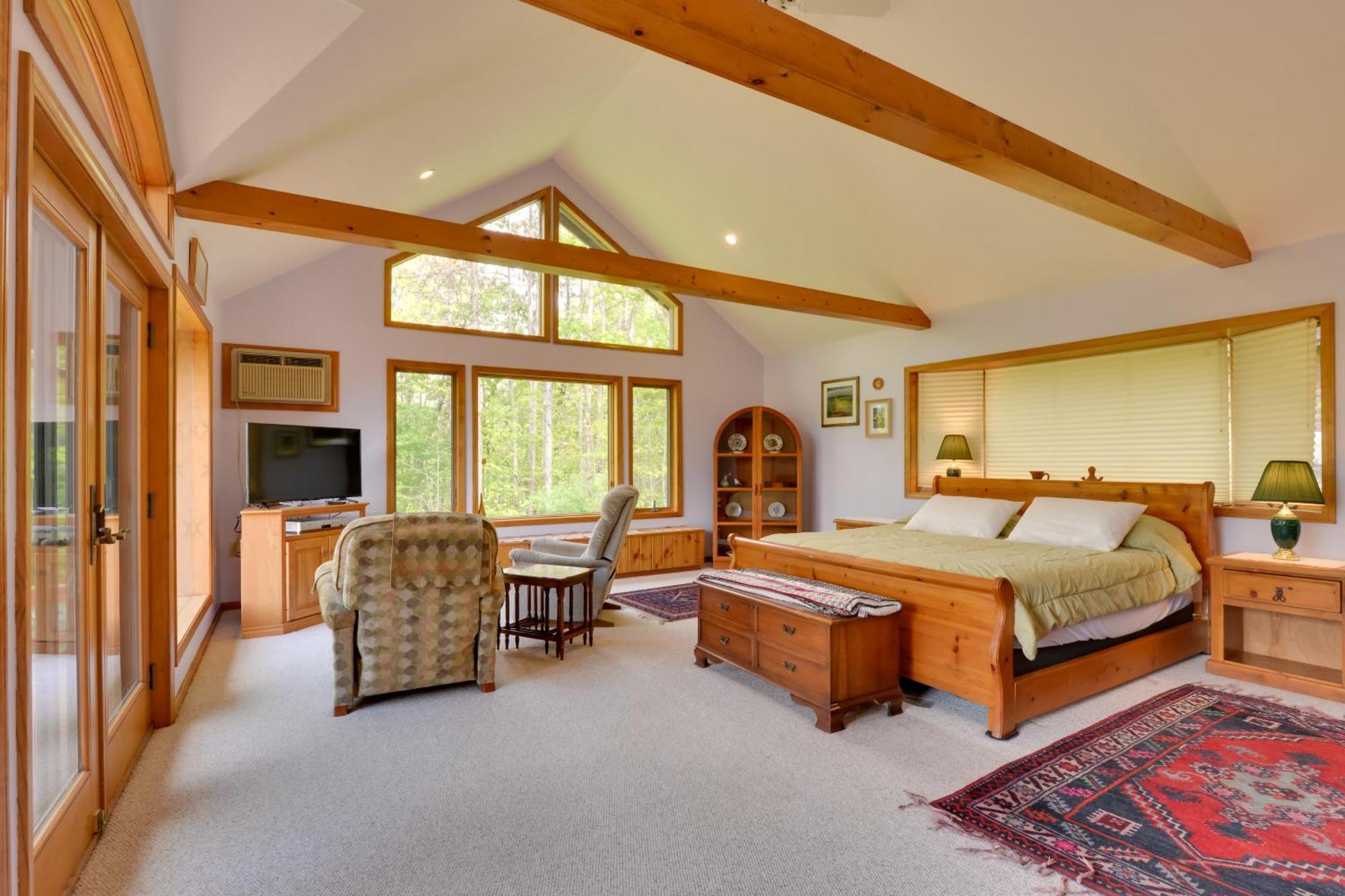House On 1 Acre With Deck, Views! Casa de férias Bedford