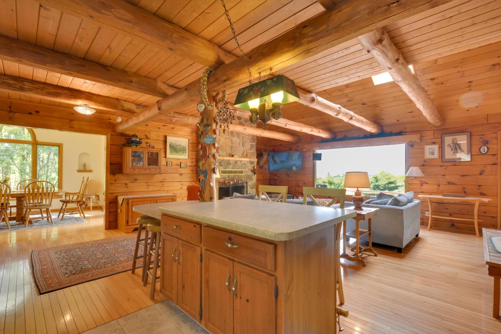 Casa de férias House On 1 Acre With Deck, Views! Bedford