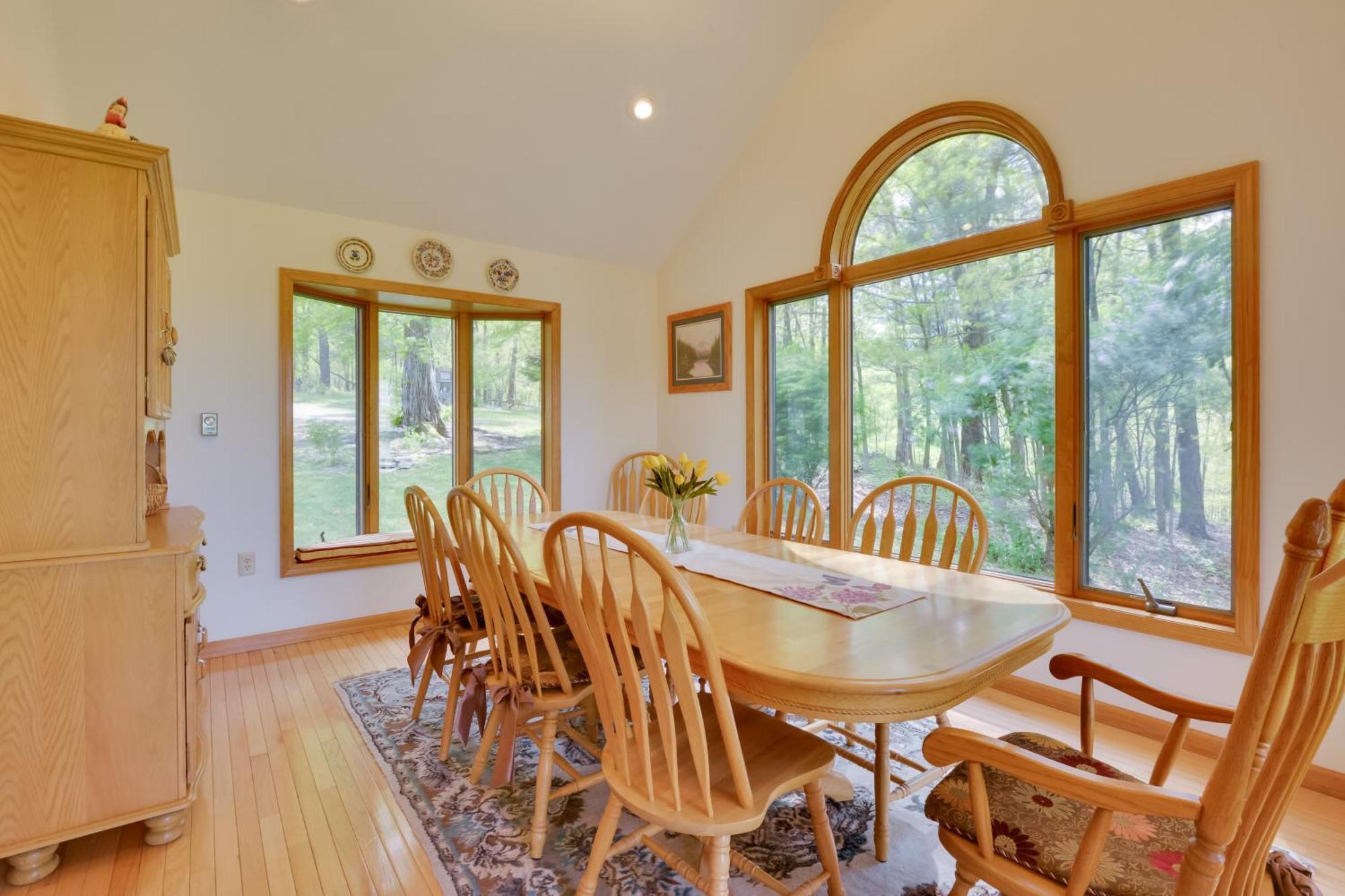 House On 1 Acre With Deck, Views! Bedford
