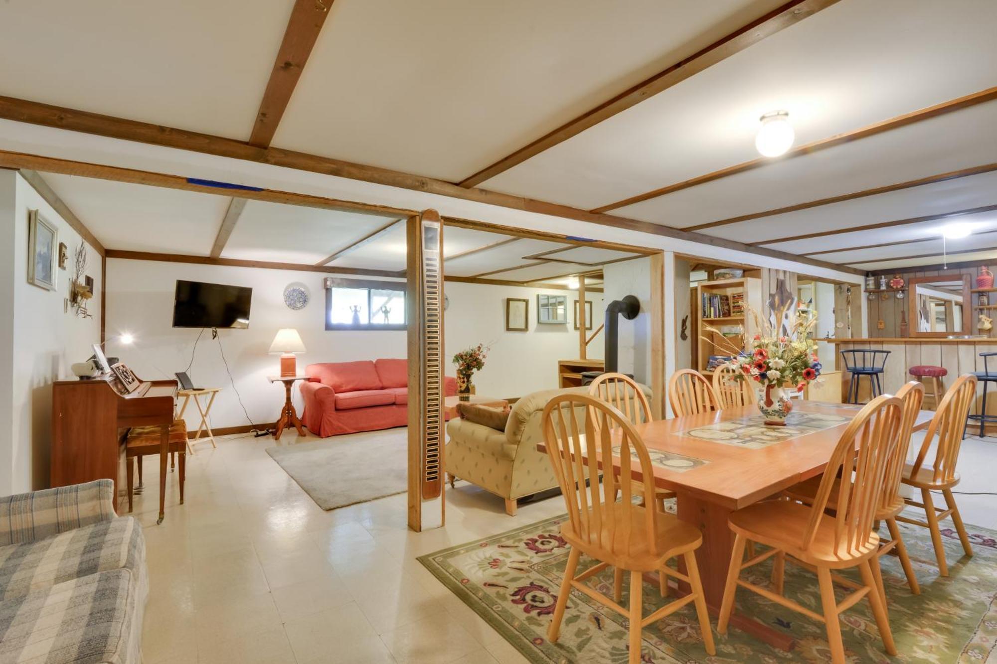 House On 1 Acre With Deck, Views! * Bedford