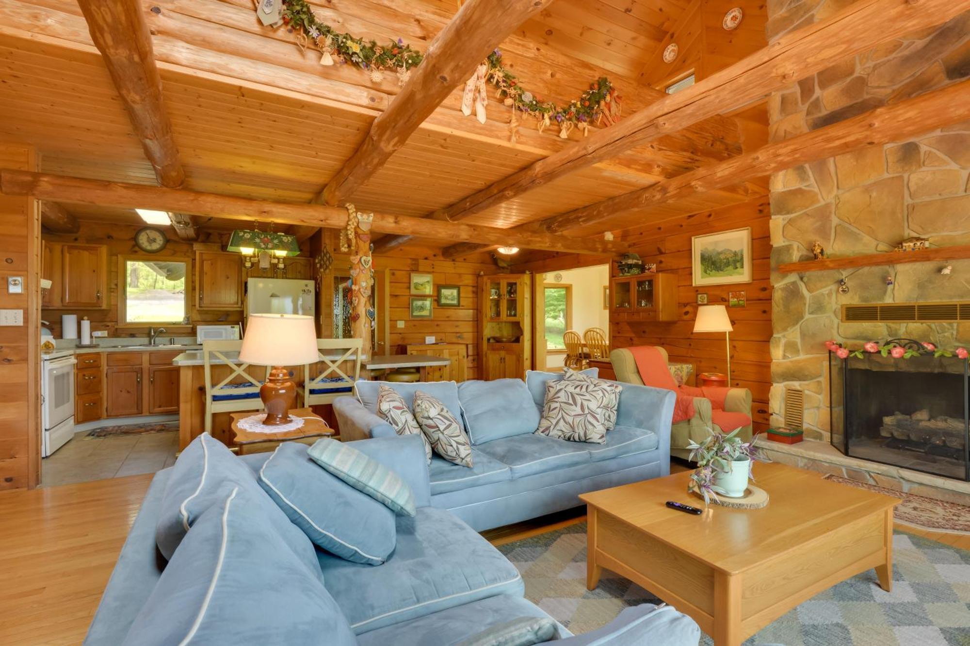 House On 1 Acre With Deck, Views! Casa de férias Bedford