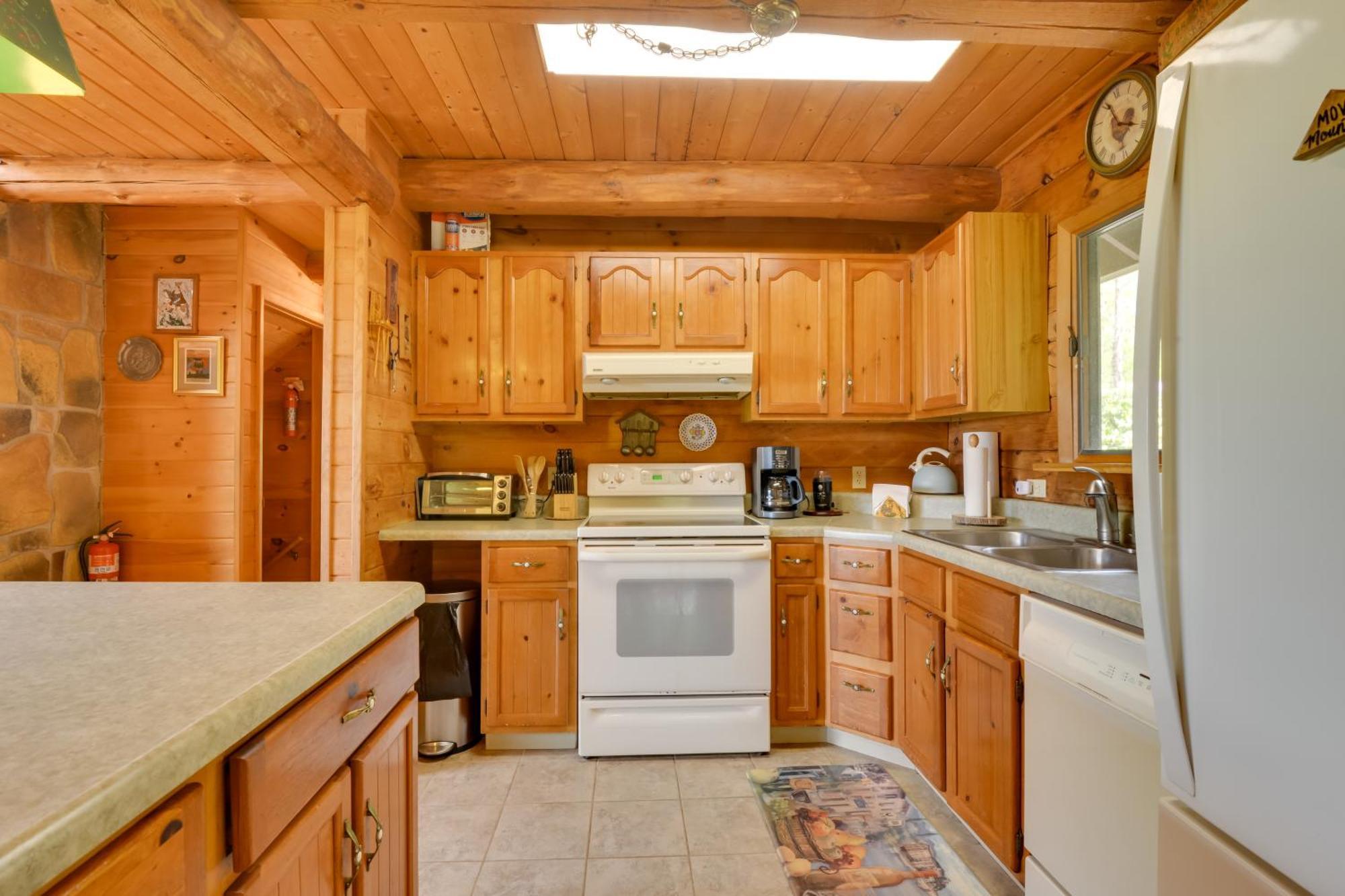 House On 1 Acre With Deck, Views! * Bedford